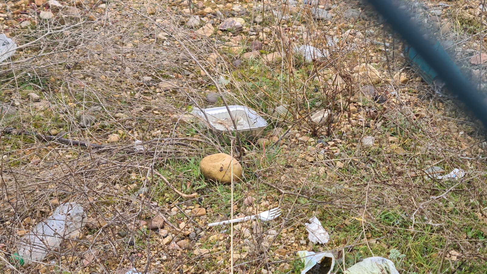 Basura acumulada junto a la estación de trenes