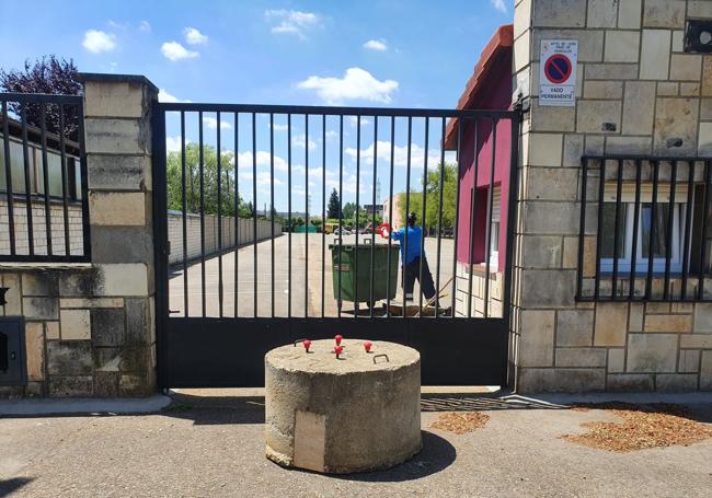 Un bolardo impide el acceso al parking del Recreo por la entrada alternativa desde una calle de Villaquilambre.