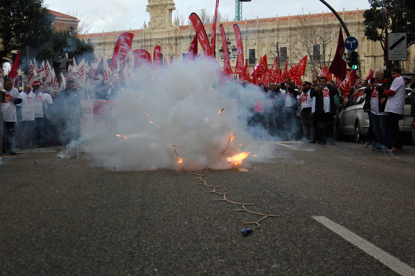 Una traca explota frente a San Marcos en la primera manifestación del 16-F en León.