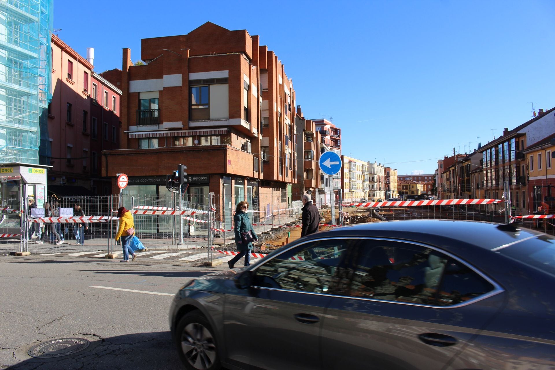 La insegura falta de acera por las obras en El Espolón