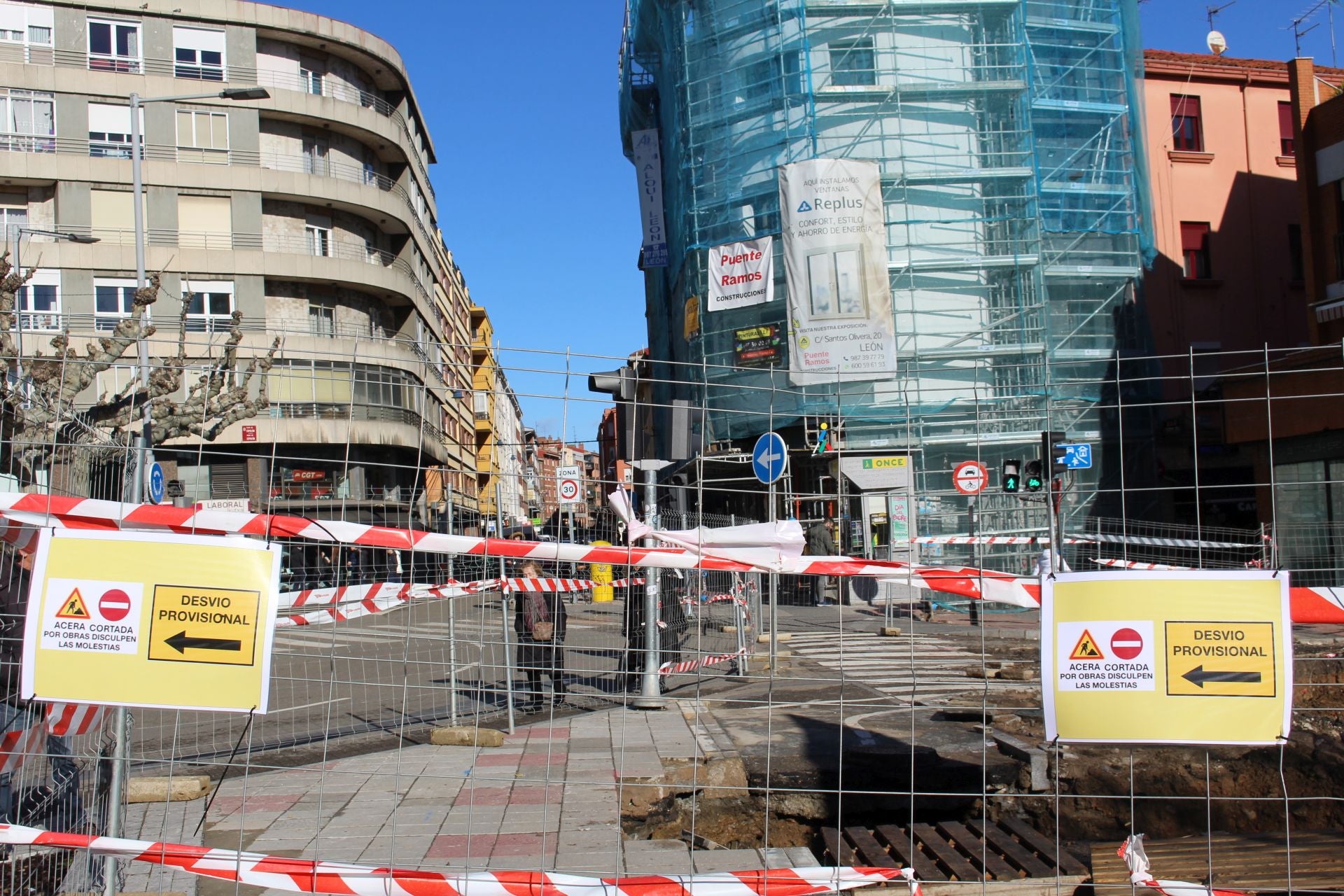 La insegura falta de acera por las obras en El Espolón