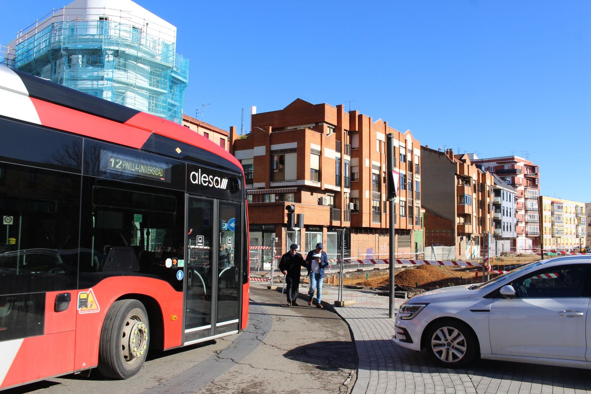 La insegura falta de acera por las obras en El Espolón