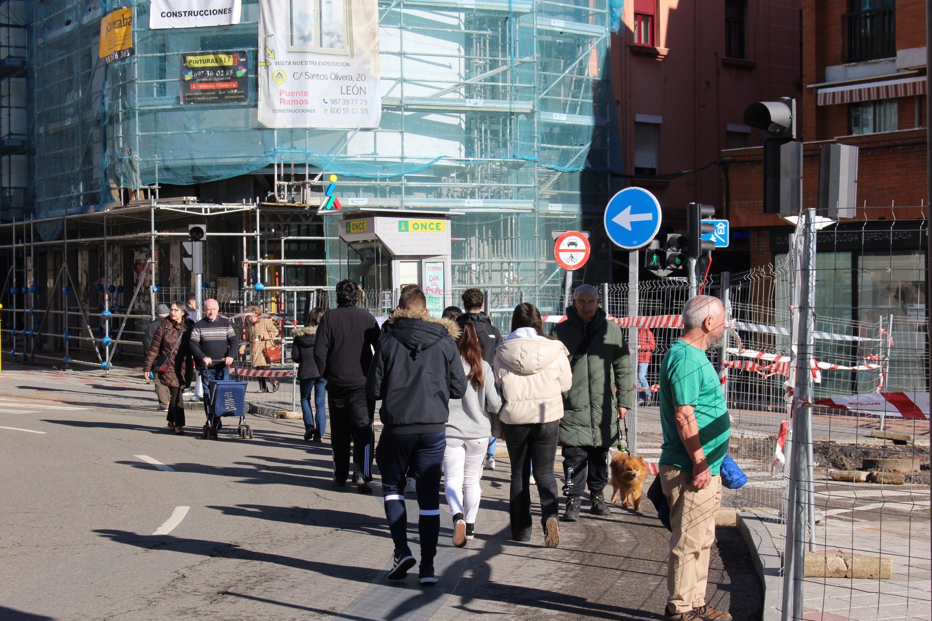 La insegura falta de acera por las obras en El Espolón