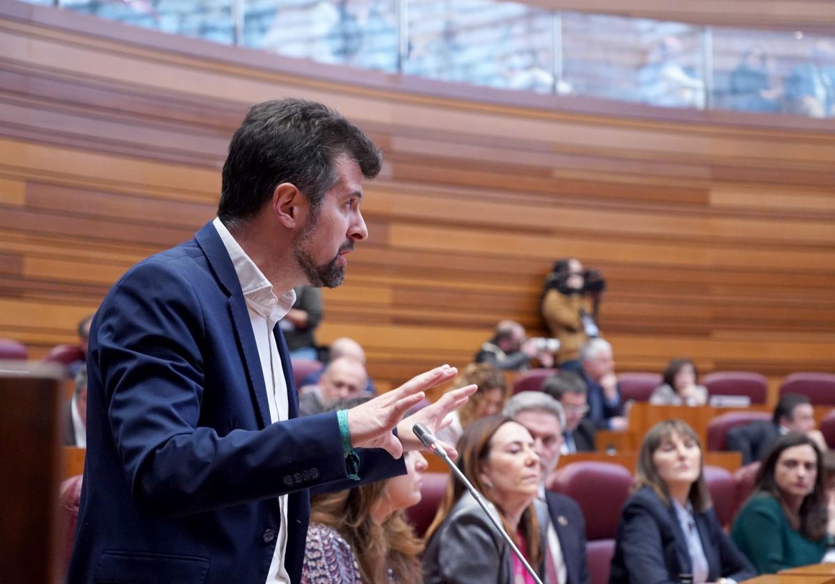 El portavoz del Grupo Socialista, Luis Tudanca, durante la primera sesión del pleno de las Cortes de Castilla y León.