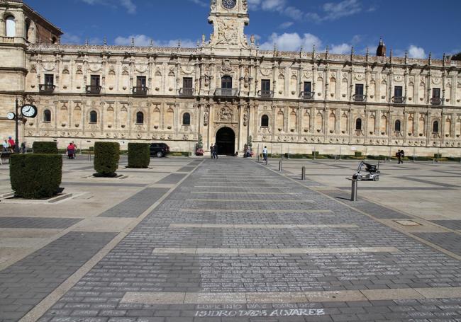 una acción en el Parador de San Marcos cuando se escribieron en la explanada los nombres de todas las personas detenidas ilegalmente en el campo de concentración.