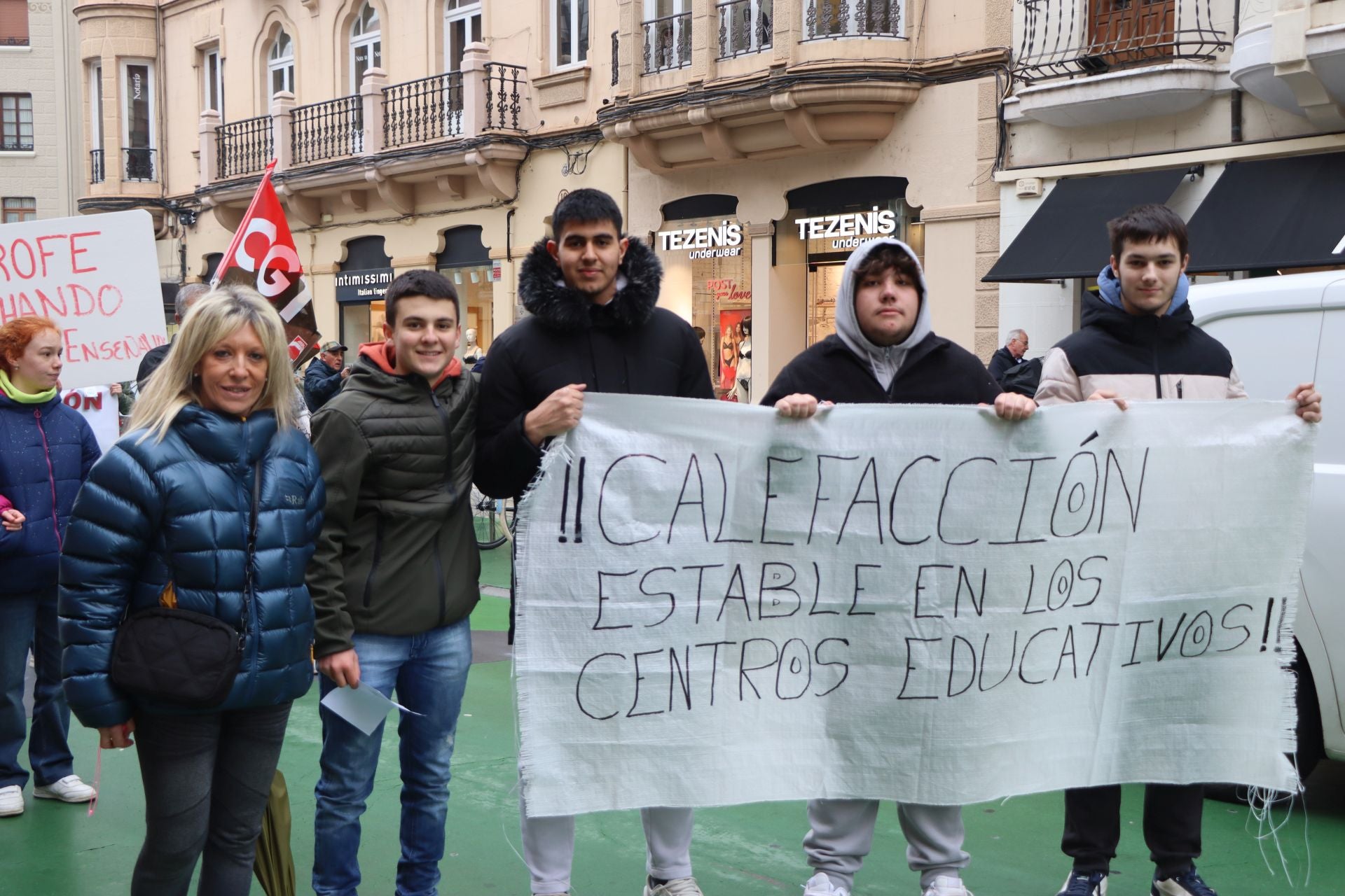 Mariam Folguera, presidenta del AMPA, con alumnos del centro.