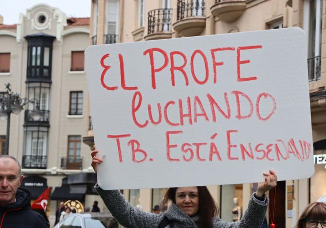 María Jesús, madre de dos alumnas, con una pancarta.