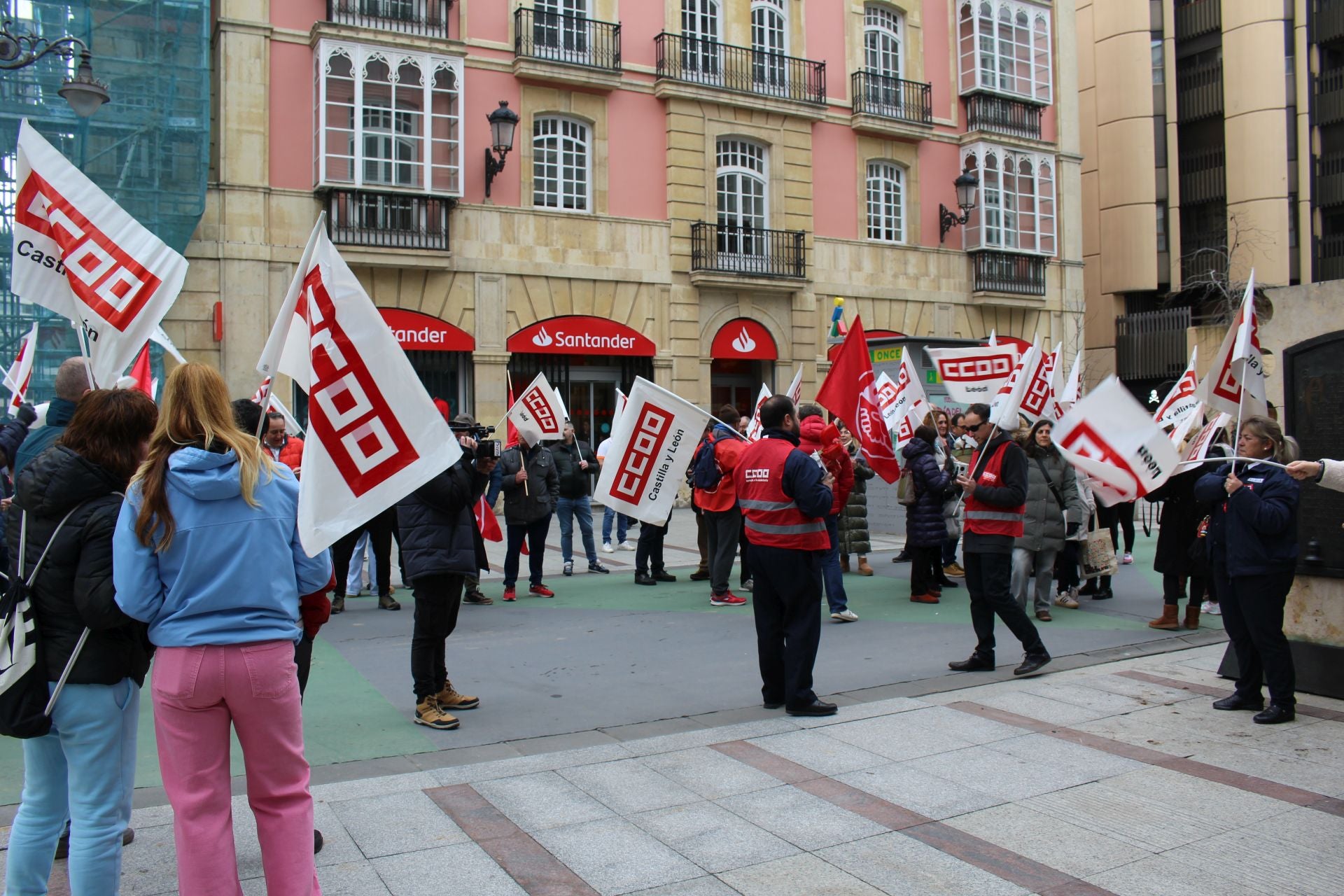 Los autobuses de León paran y se concentran frente al Ayuntamiento