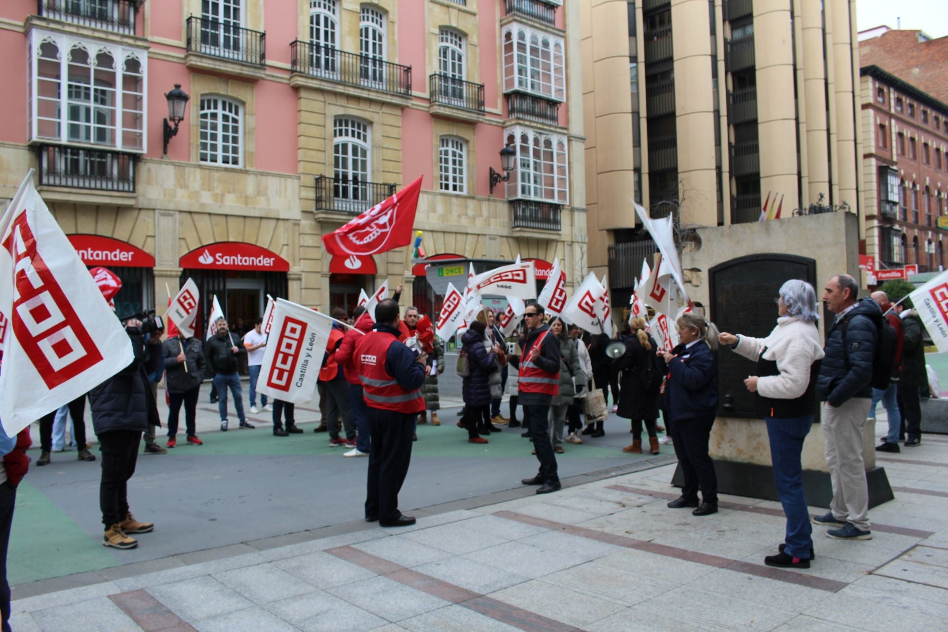 Los autobuses de León paran y se concentran frente al Ayuntamiento