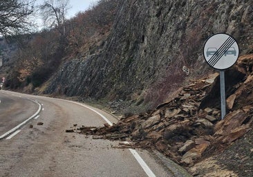 Un desprendimiento corta un carril en la LE-493 entre Murias de Paredes y Villablino