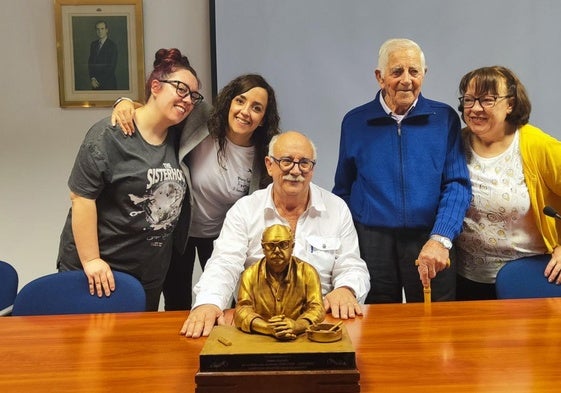 Uno de los homenajeados con su familia y un detalle.
