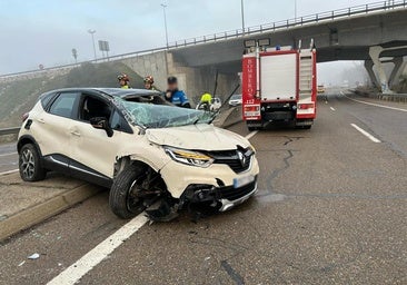 El vuelco de un turismo a la altura del mercado de ganados de León provoca retenciones