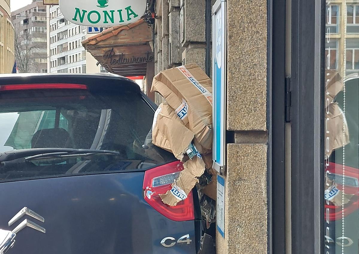 Imagen secundaria 1 - Un coche atropella a un peatón dando marcha atrás en el centro de León