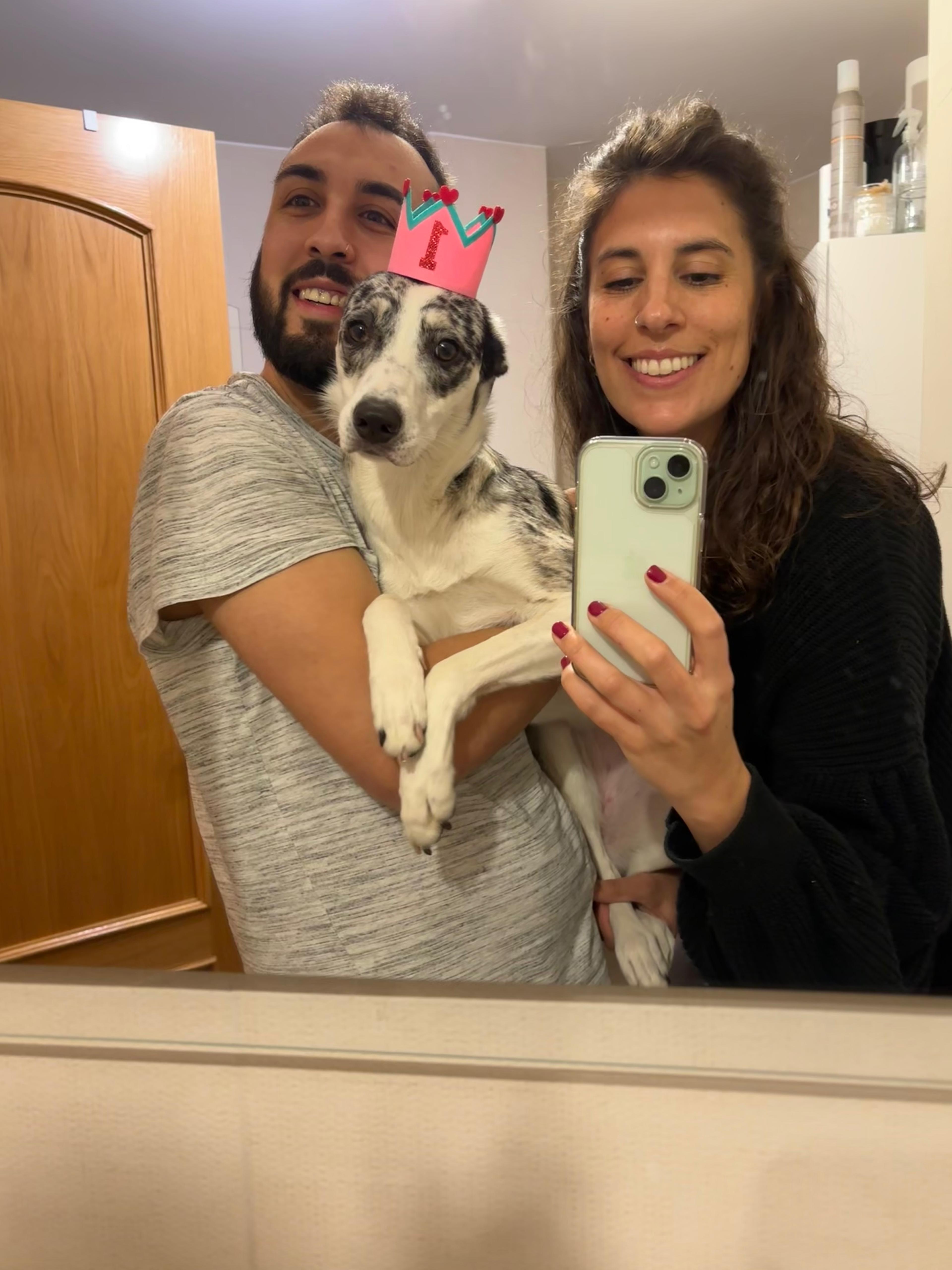 Tera, de dos años, Iván y Patri con mandan esta divertida foto para celebrar el día de amar a las mascotas desde León capital.