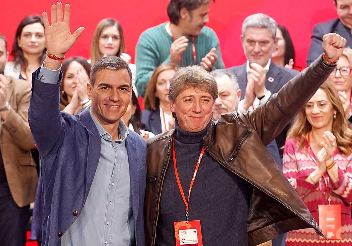 El secretario general del PSCyL, Carlos Martínez, y el secretario general y presidente del Gobierno, Pedro Sánchez en el XV Congreso Autonómico del PSOE de Castilla y León.