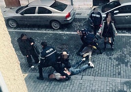 Pelea en el entorno de la plaza de Don Gutierre en la mañana de este sábado.