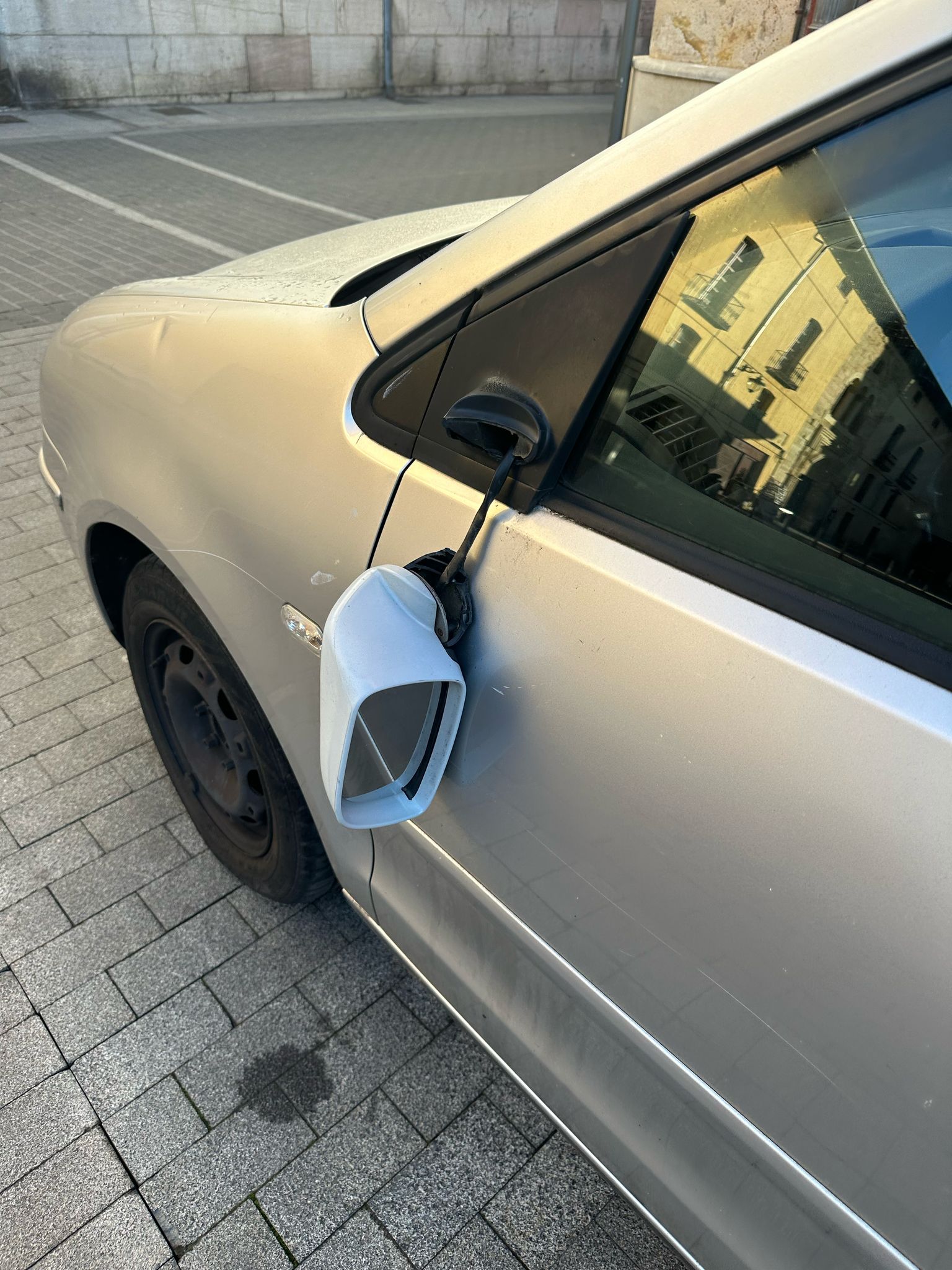Nueva noche de vandalismo en el Barrio Húmedo: el objetivo, los coches