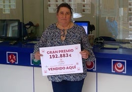 Imagen de la gerente del despacho de Lotería que repartió este premio.