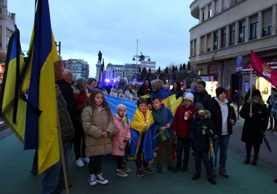 Decenas de ucranianos acompañados por leoneses recorren la calle Ordoño II en recuerdo del conflicto que comenzó el 23 de febrero de 2022.