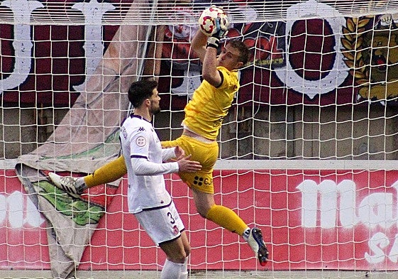 Miguel Bañuz, portero de la Cultural, en un partido de esta temporada.