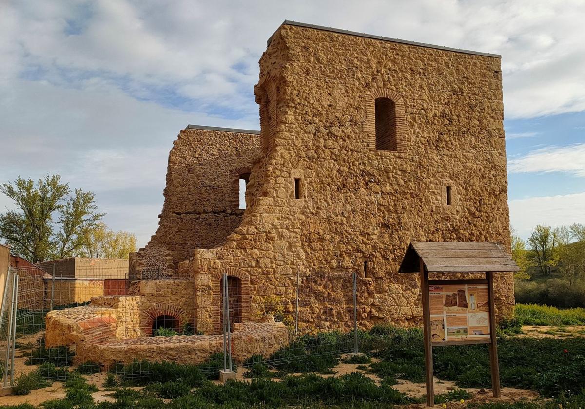 Cada vecino de un pueblo de León pone 300 euros para rehabilitar su castillo