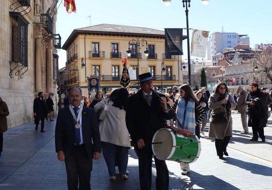 La comitiva ha salido del Palacio de los Guzmanes hacia la Basílica de San Isidoro