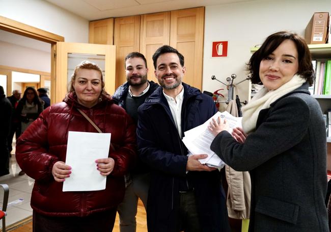 Diego Moreno y Andrea Fernández con más militantes y los avales.