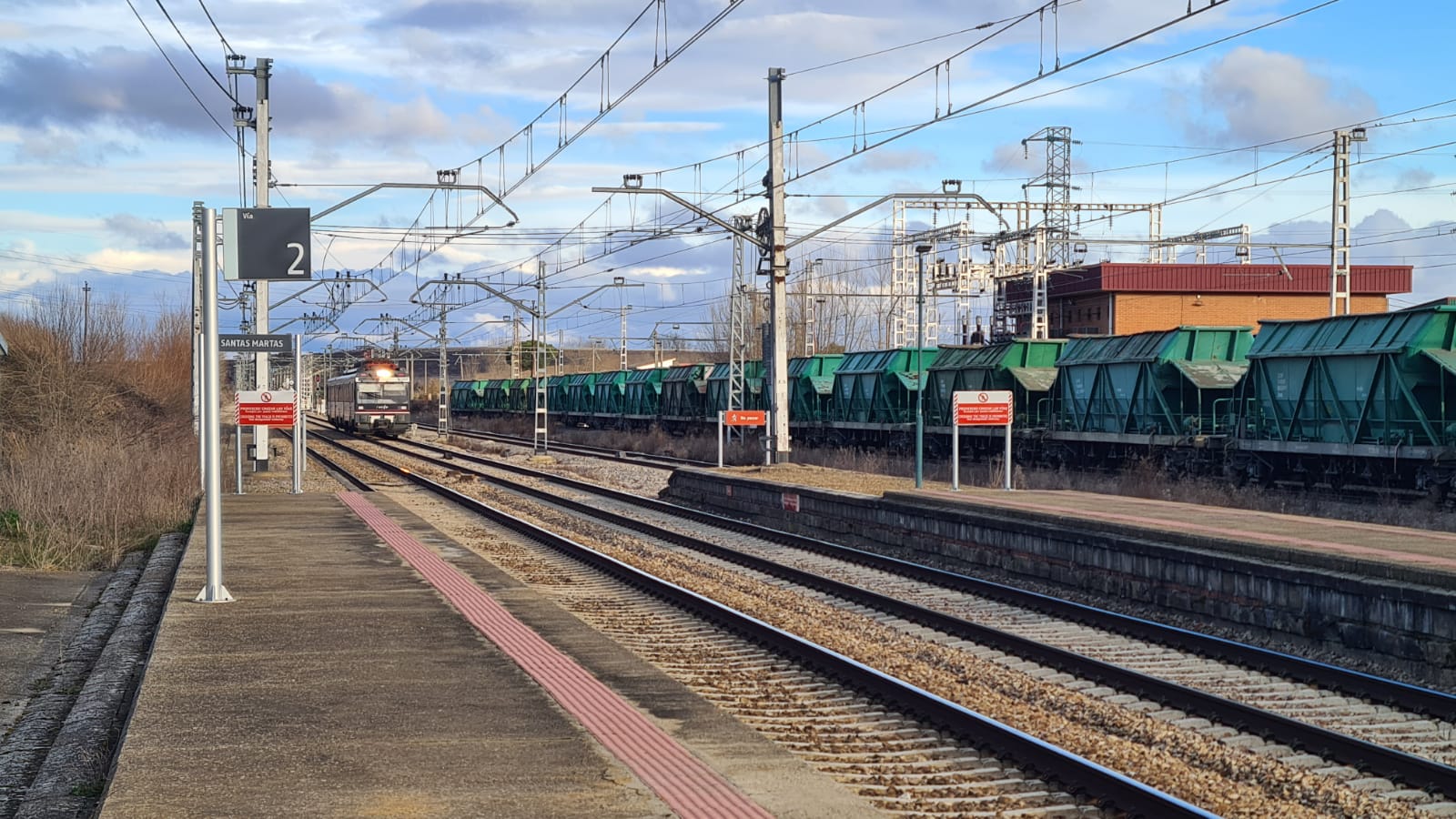 Así se encuentra la abandonada estación de tren de Santas Martas