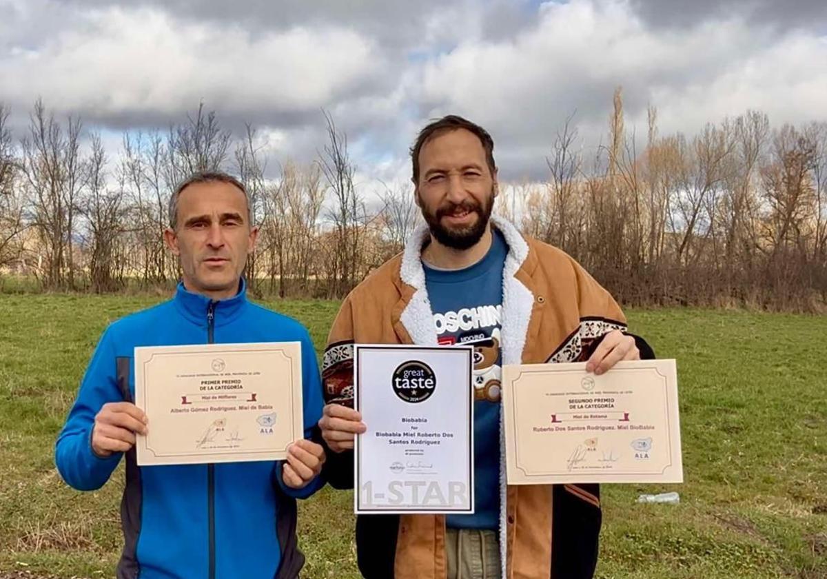 Los apicultores de San Emiliano que han recibido premios.