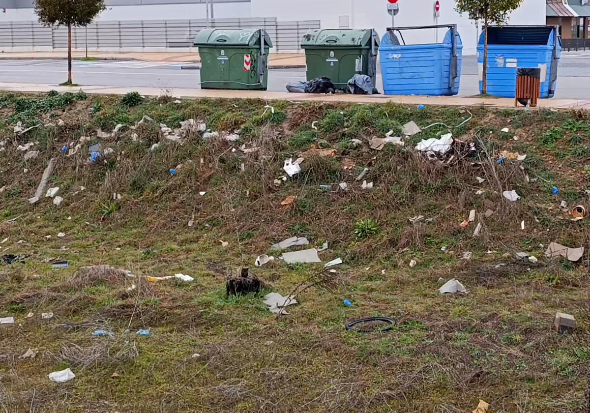 Una «plaga» de ratas y basura en el paisaje del nuevo área comercial de León