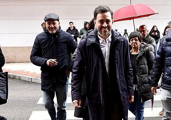 Manuel Ángel Rey, a la izquierda detrás de Moreno, durante la presentación de avales.