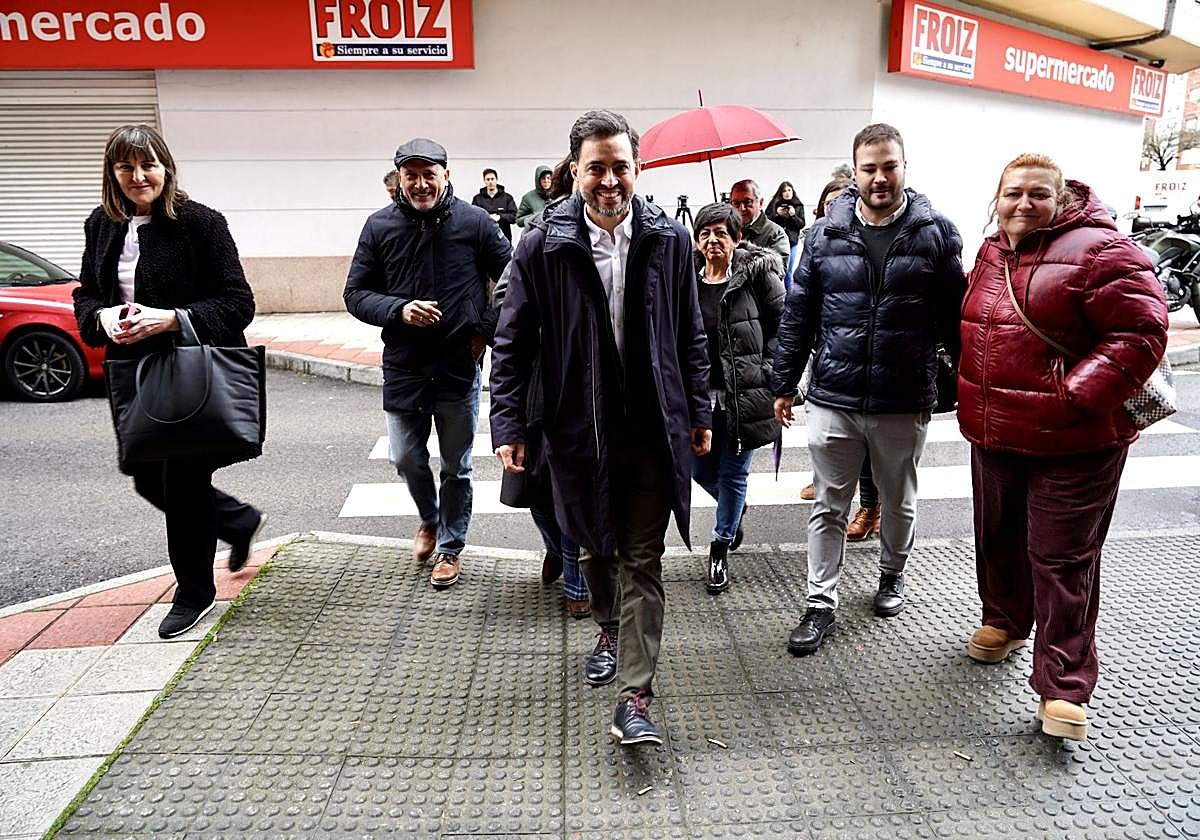 Manuel Ángel Rey, a la izquierda detrás de Moreno, durante la presentación de avales.