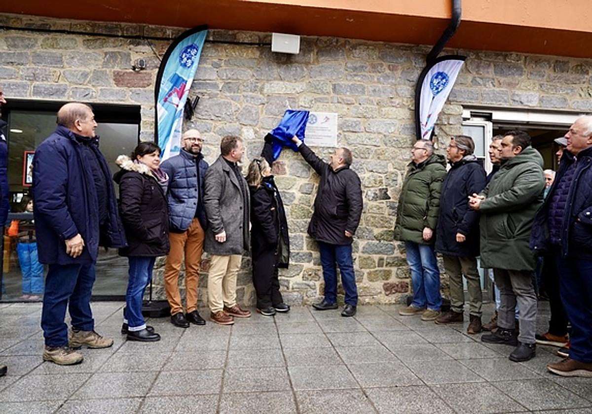 Gerardo Álvarez Courel asiste a la celebración del 50 aniversario de la primera temporada de esquí en San Isidro.