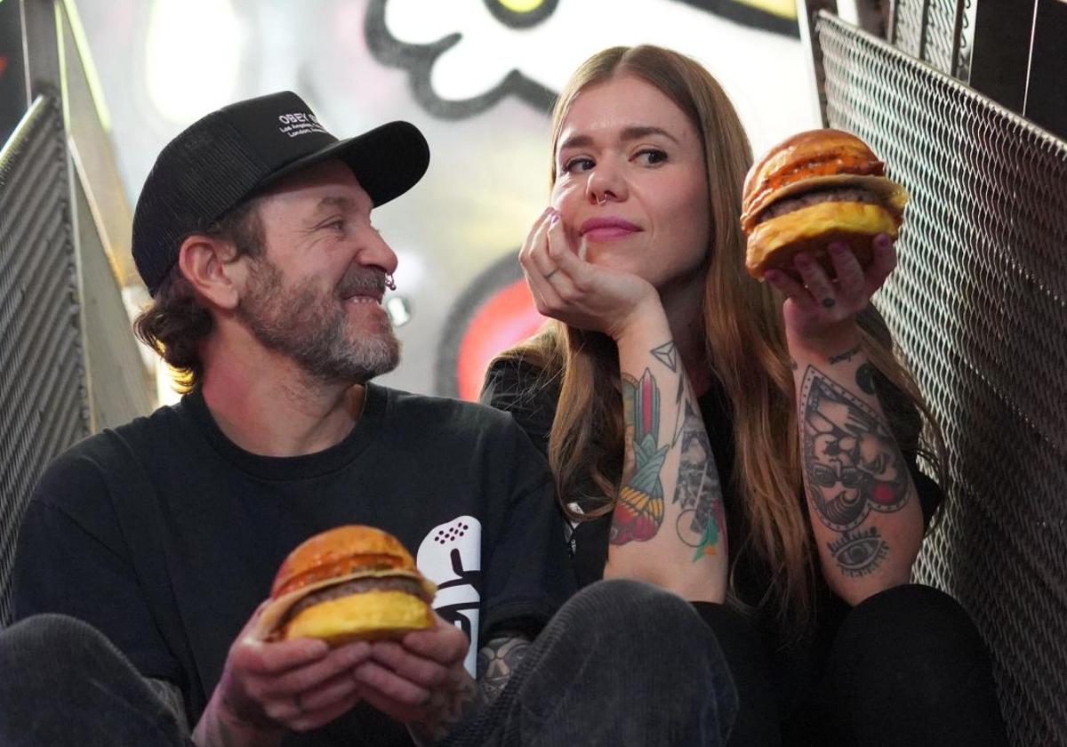Jorge y Shara con la hamburguesa de The Carnivan que estará en la final nacional.