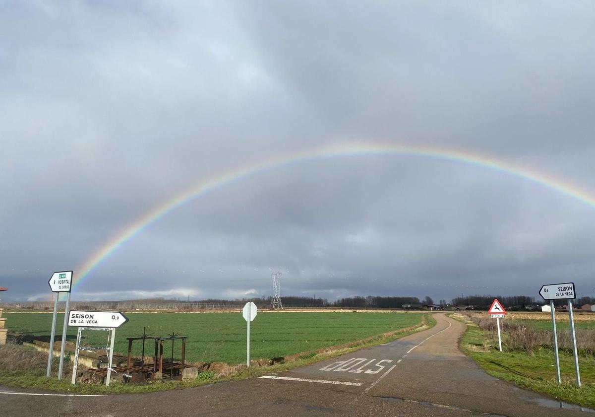 Entrada al molino de Maestrices bajo el arcoiris.