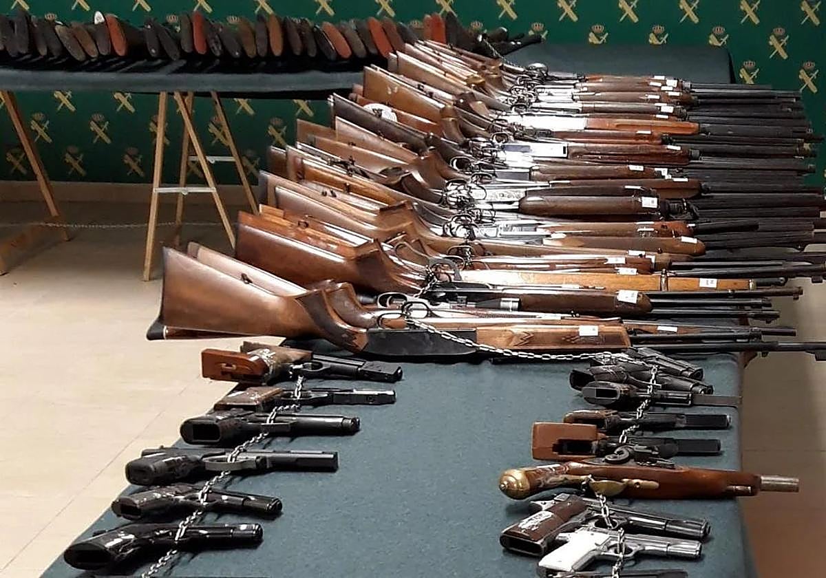 Escopetas y diversas armas requisadas por la Guardia Civil y preparadas para su subasta.