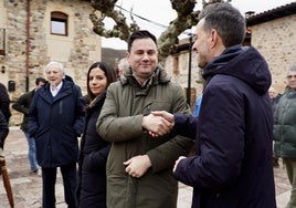 Cendón y Moreno se saludan en la feria del gallo de pluma.