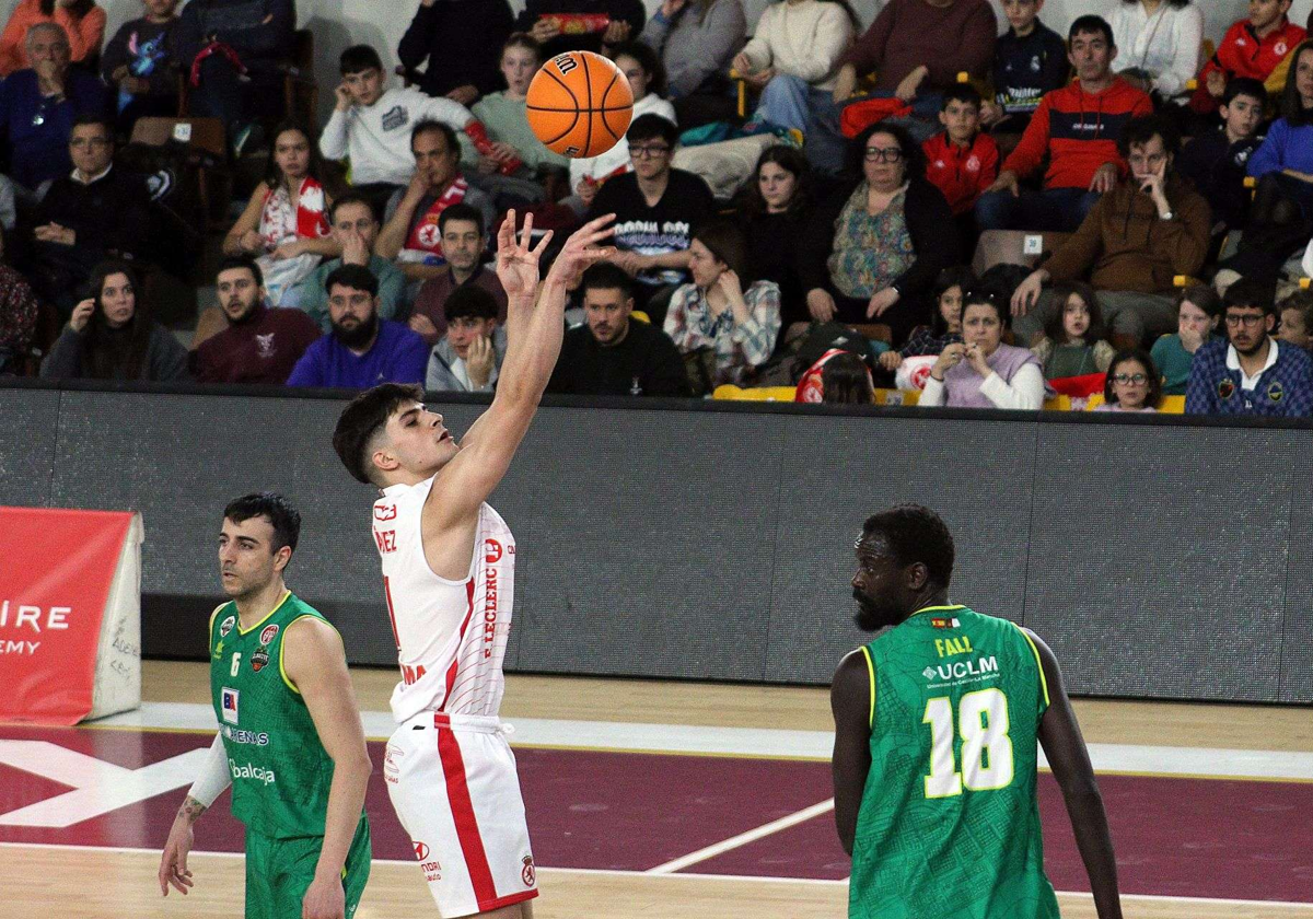 Lanzamiento de la Cultural en el duelo ante Albacete Basket