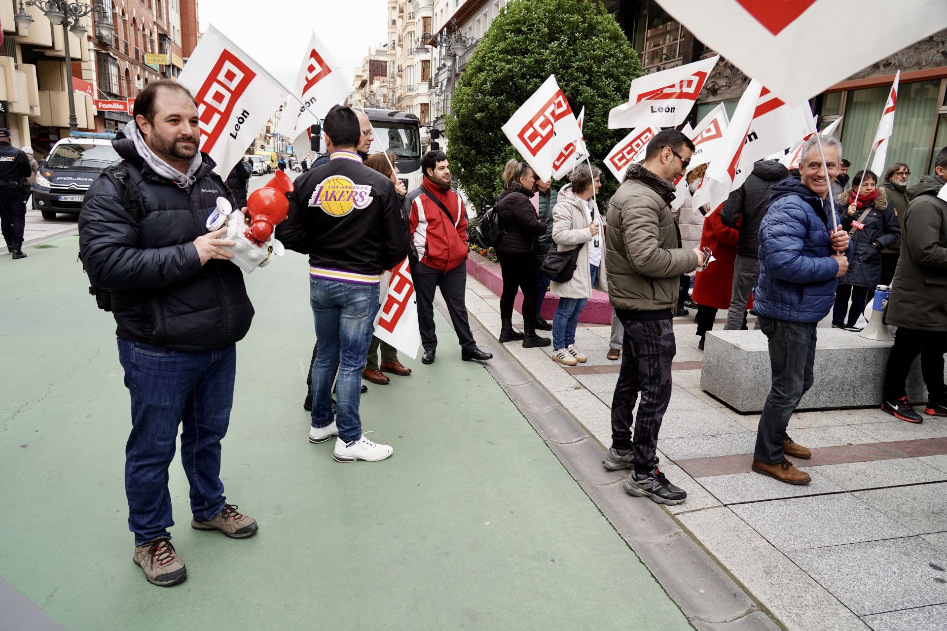 Los conductores de autobuses urbanos de León se concentran frente al Ayuntamiento