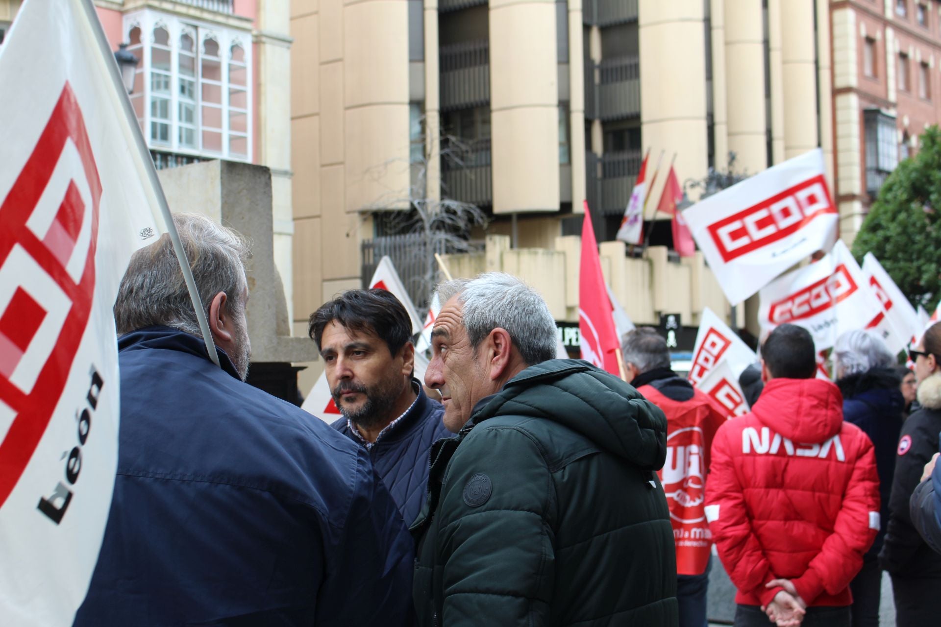 Los conductores de autobuses urbanos de León se concentran frente al Ayuntamiento