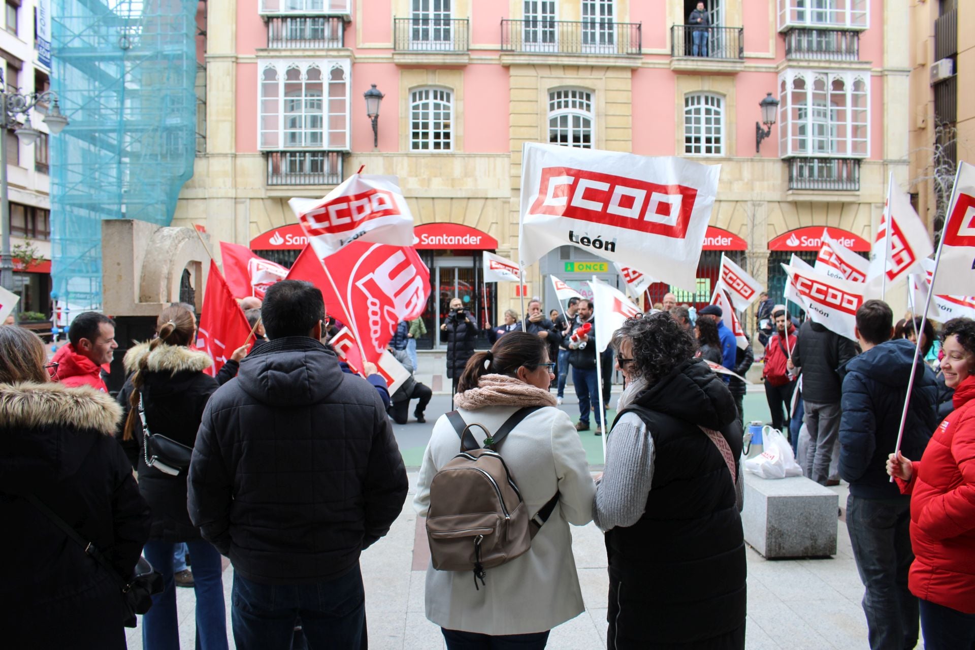 Los conductores de autobuses urbanos de León se concentran frente al Ayuntamiento