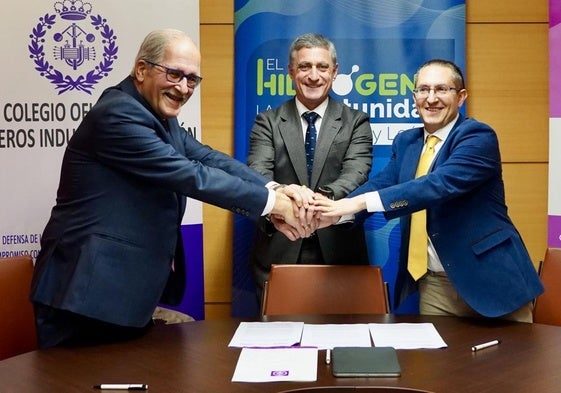 Agustín Nogal, exdecano del Colegio de Ingenieros Industriales de León; Rafael Barbero, presidente de la Asociación Castellano y Leonesa del Hidrógeno (H2CYL); y José García Neira, presidente del Colegio de Ingenieros Industriales de Valladolid.