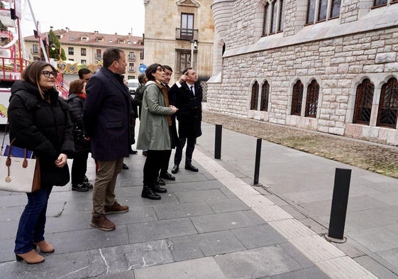 El consejero de Medio Ambiente, Vivienda y Ordenación del Territorio visita Casa Botines.