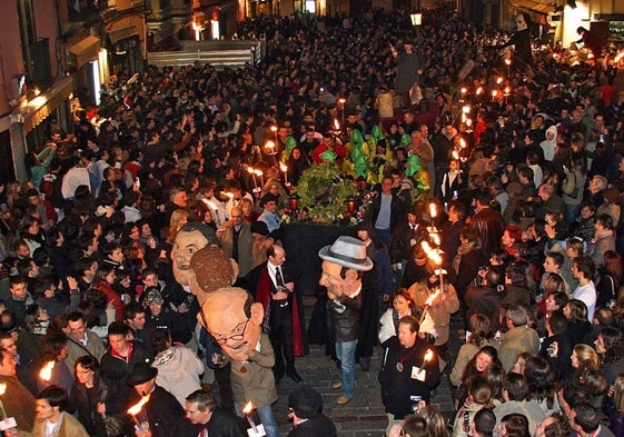 La plaza de San Martín de León llena de gente en la procesión de Genarín en 2007.