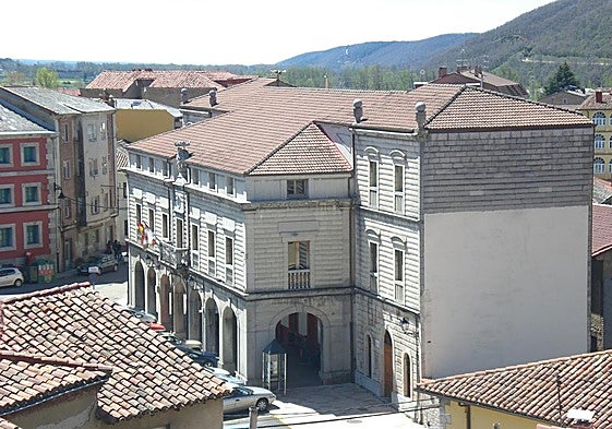 Vista actual del consistorio de Cistierna.
