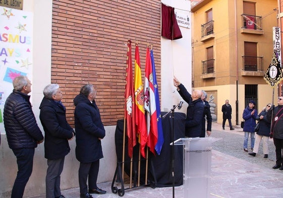 Descubrimiento de la placa de la Plaza del Desenclavo de León.