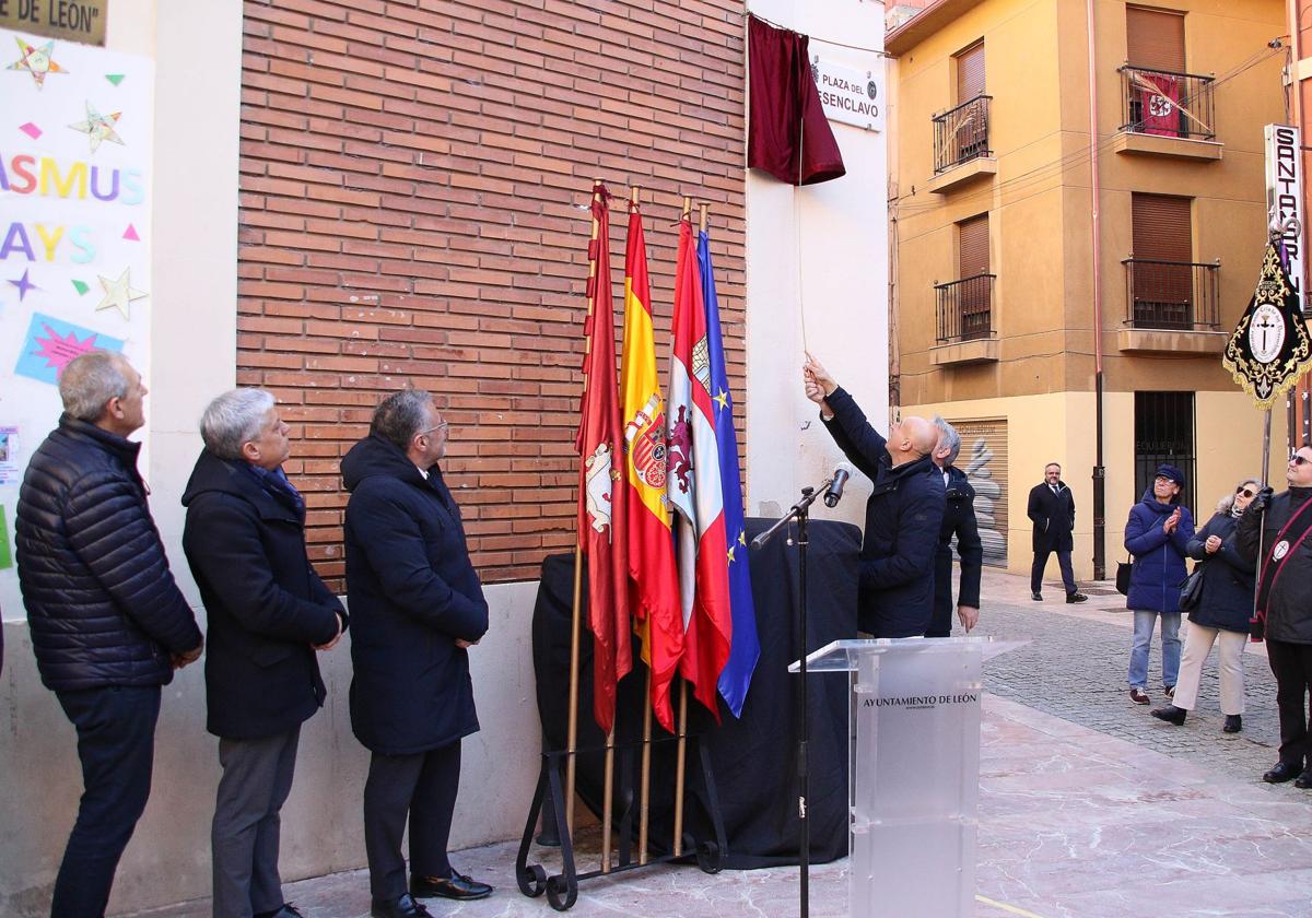 La Cofradía del Santo Cristo del Desenclavo estrena plaza en el callejero de León