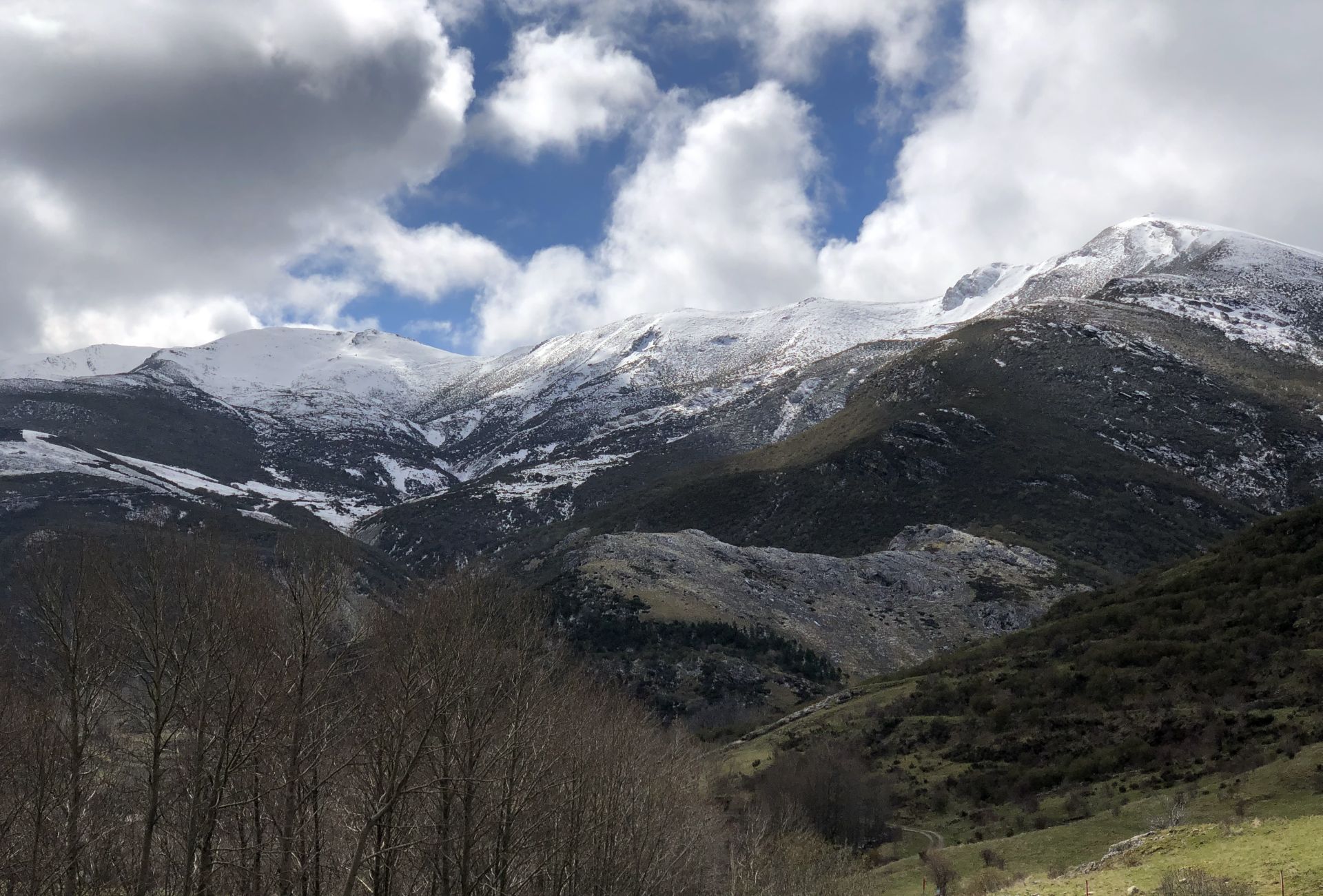 La nieve regresa a la montaña leonesa
