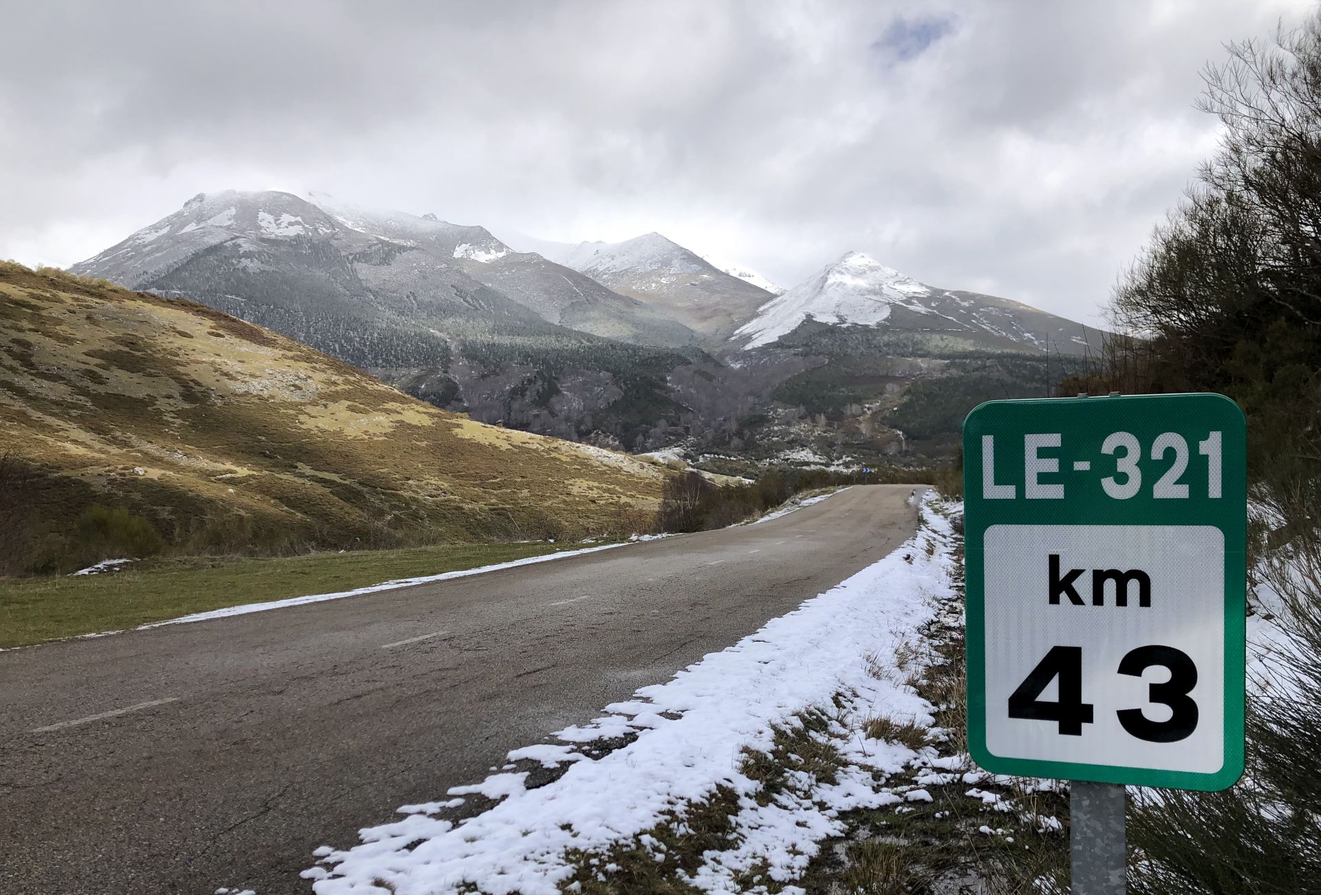 La nieve regresa a la montaña leonesa