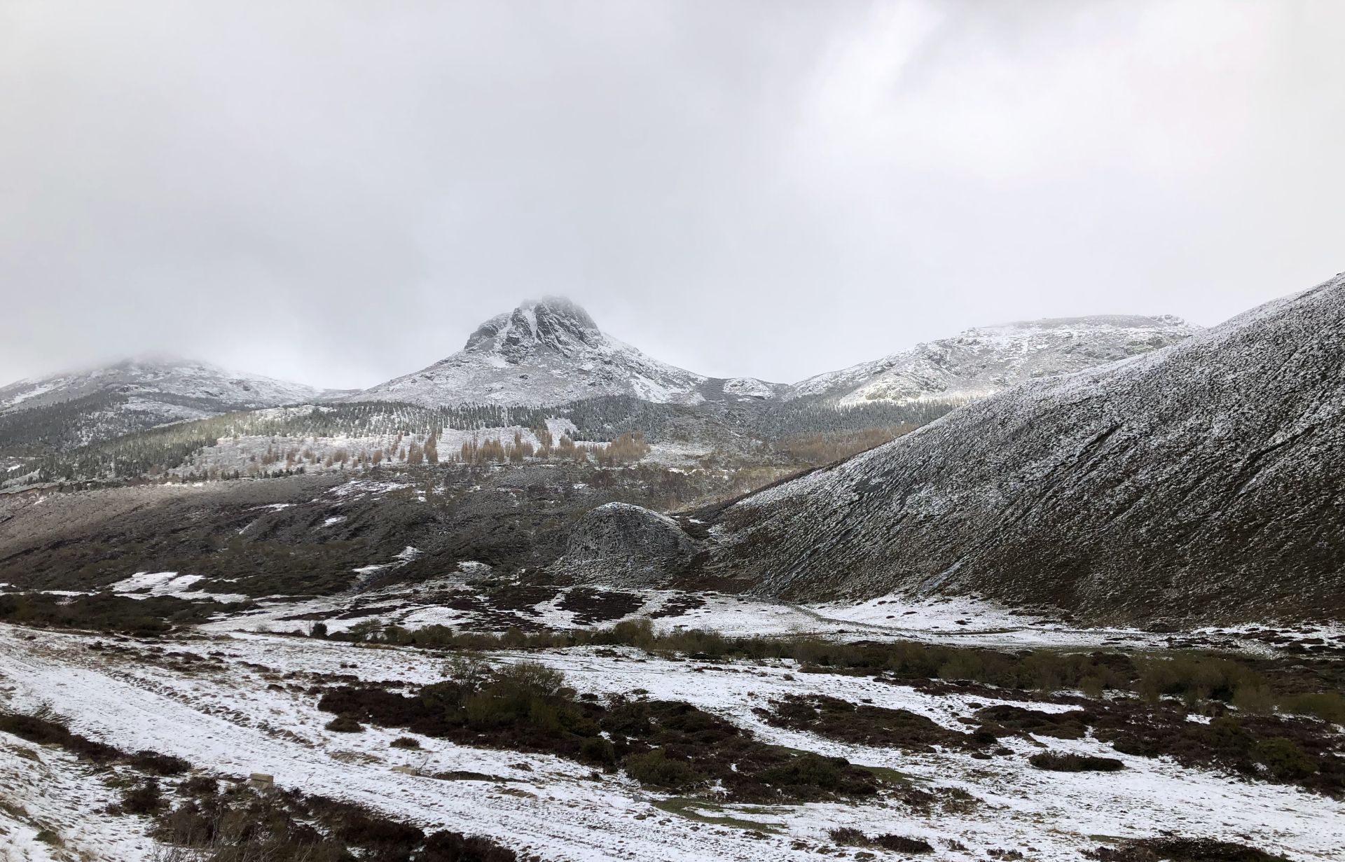 La nieve regresa a la montaña leonesa
